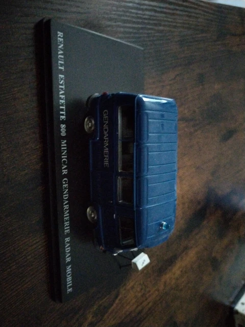 Miniature RENAULT - ESTAFETTE 800 MINIBUS GENDARMERIE - HACHETTE - 1/43