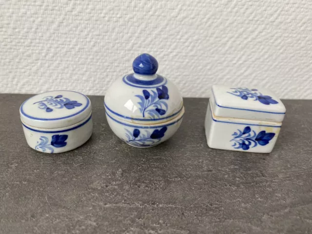 3 Petits Piluliers Ceramique Porcelaine ? Thailande Decor Fleur Blanc Bleu Deco