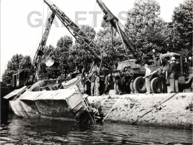 Photo Originale : Camion Tombé En Seine & Grues - Pompiers De Paris - 1950-60