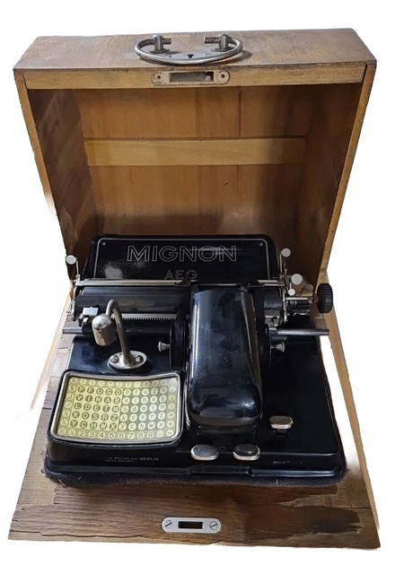 AEG Schreibmaschine MIGNON 4, FRAKTUR-SCHRIFT mit Holzkoffer, Antiquität