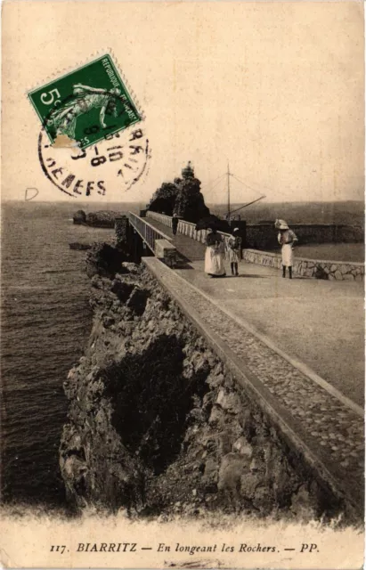 CPA BIARRITZ En longeant les Rochers (412627)