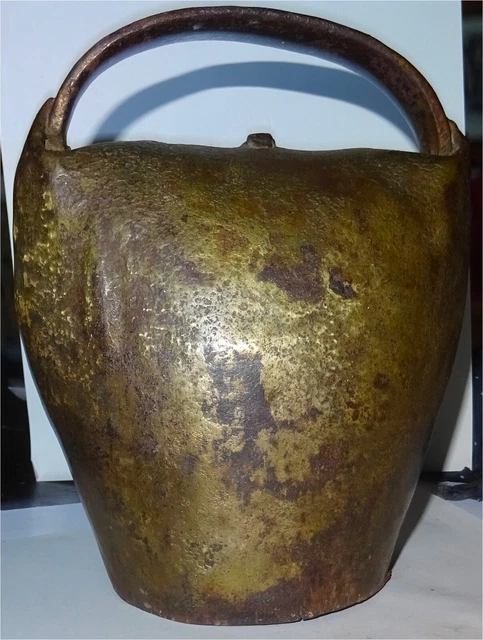 Antico campanaccio da mucca in ferro battuto e laminato in ottone