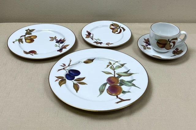 5-Pc Place Setting Royal Worcester EVESHAM Gold Trim Plates Cup Saucer EUC