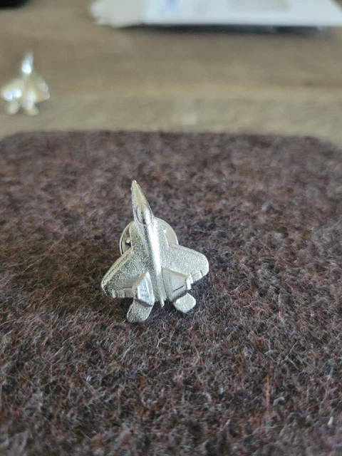 Lockheed Martin Pin LOCKHEED MARTIN F-22 Raptor Fighter Jet Pin Silver Tone Pewter Airplane ...