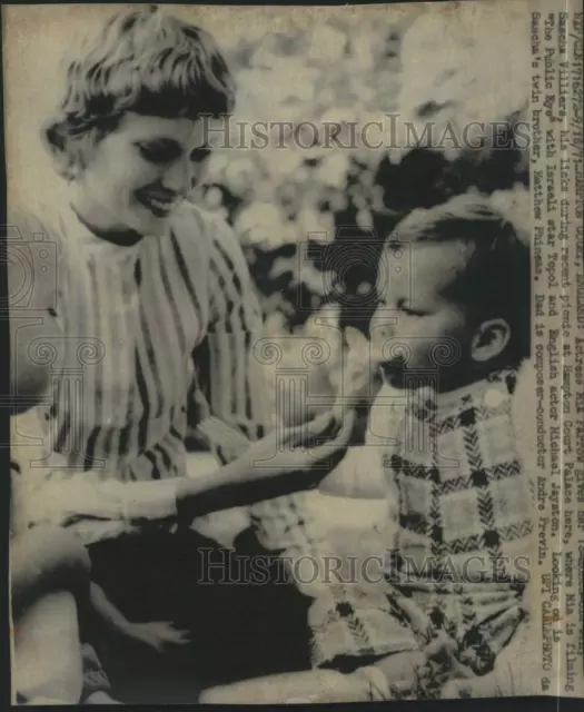 1971 Press Photo Actress Mia Farrow Twin Sons Sascha Villiers Matthew Phineas