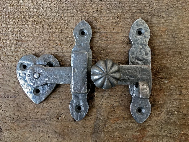 Beaten Style Cast Iron Furniture Door Latch Lift Up Door Lock Antique Style Cr2