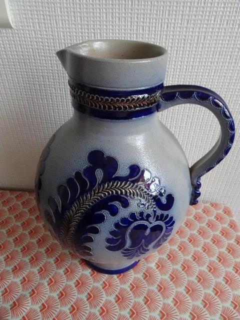 GRANDE CARAFE ou GRAND PICHET ANCIEN en FAIENCE GRAVAGE MAINS