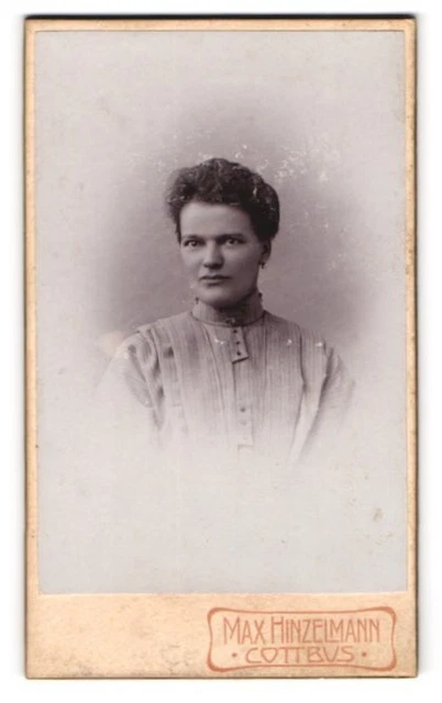Fotografie Max Hinzelmann, Cottbus, Junge Dame im modischen Kleid