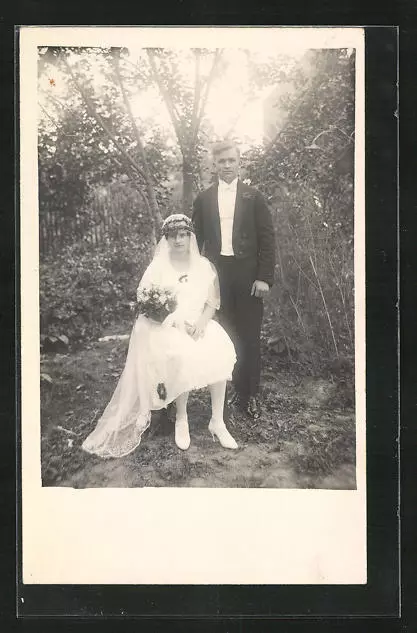 Schönes junges Brautpaar mit Hochzeitsmode im Garten, Ansichtskarte