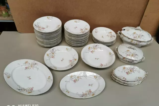 Beau Service de Table ancien en Porcelaine décor floral 36 assiettes , plats ...