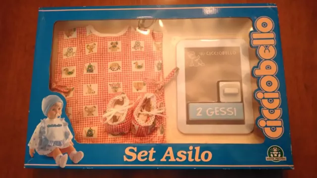 SET ASILO  CICCIOBELLO  GIOCHI PREZIOSI grembiulino scarpine lavagnetta