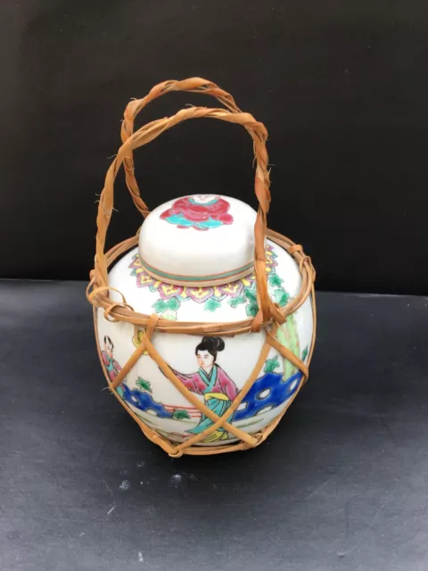 Ancien pot à gingembre ou à thé, avec raphia, porcelaine rose,  à identifier