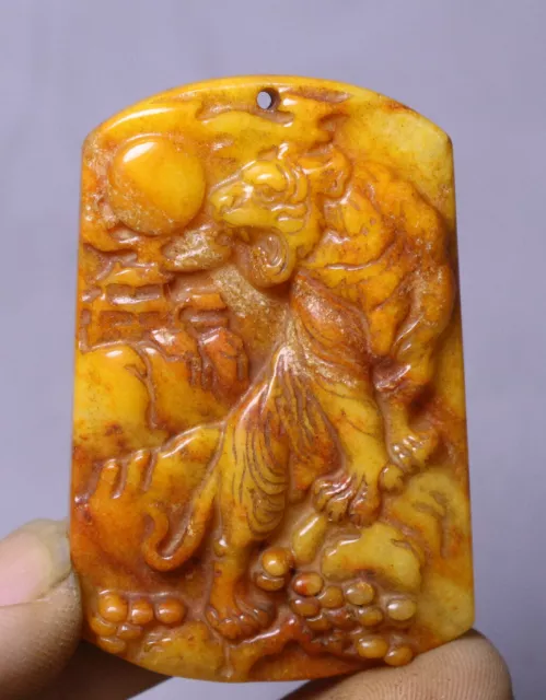 Pendentif amulette de tigre de descente en jade jaune de la culture Hongshan