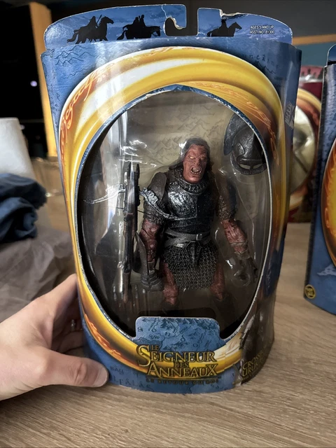 Figurine ToyBiz Le Seigneur Des Anneaux - Uruk Hai à L'arbalète, 23 Cm