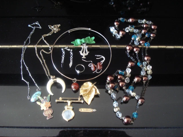 Lot De Bijoux Vintage - Broches, Collier, Chatelaine Et Montre Ancienne