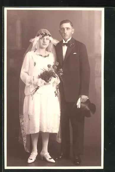 AK Junges Brautpaar in eleganter Hochzeitsmode mit Schleier, Zylinder und Blume