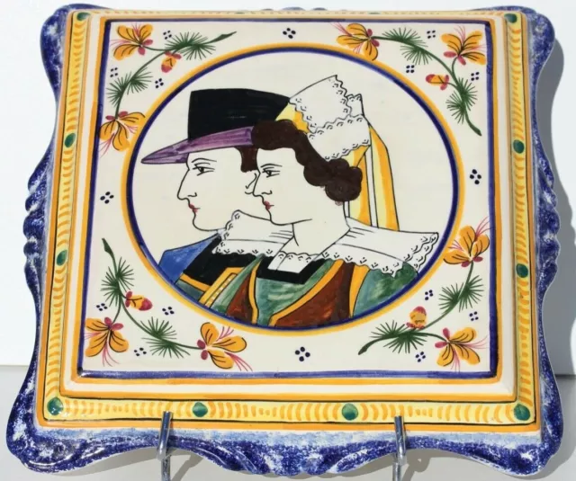 GRAND DESSOUS DE PLAT ANCIEN EN FAIENCE DE QUIMPER - MOTIF DE BRETONS - 30 cm