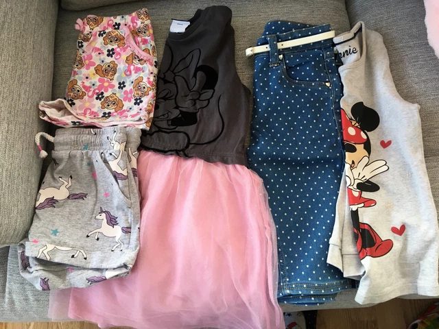 Pacchetto vestiti per bambina 5-6 anni buone condizioni usato - mouse Minnie, jeans 3/4, pantaloncini