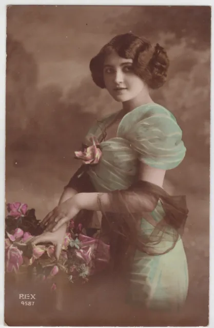 CPA -69-  Charme - Beauté - Jeune femme en robe verte.
