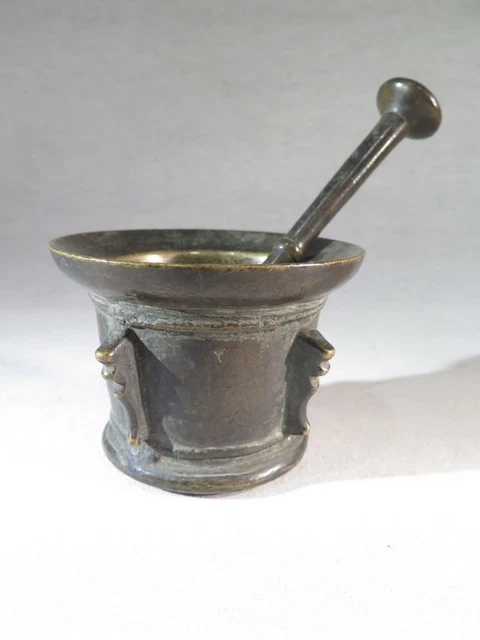 ANCIEN MORTIER EN BRONZE AIRAIN AVEC SON PILON DECOR AILETTES EPOQUE ...