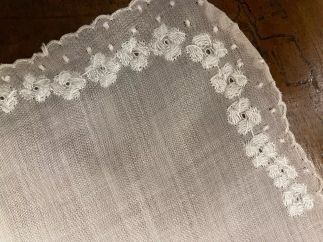 Antico fazzoletto ricamato a mano. Batista leggerissimo