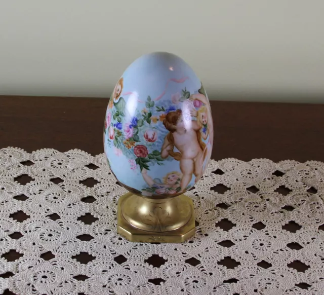 Charmant grand œuf de Pâques de collection avec peinture de putti sur fond bleu pâle 3