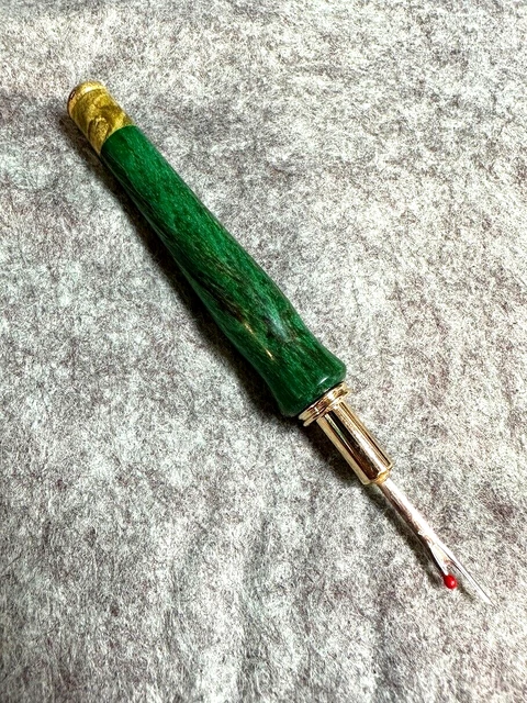 Herramienta de costura destripadora de madera de arce verde estabilizado tallada a mano acabado dorado 24k
