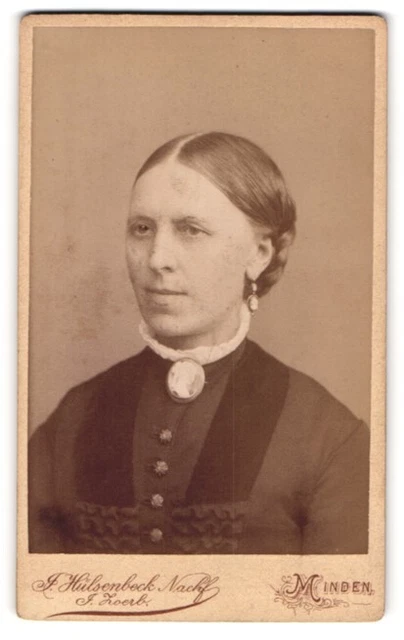 Fotografie J. Zoerb, Minden, Portrait junge Dame mit Flechtfrisur und Kragenbro