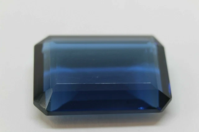 Iolite synthétique 33.66ct 27x18mm octogonal, fort changement de couleur