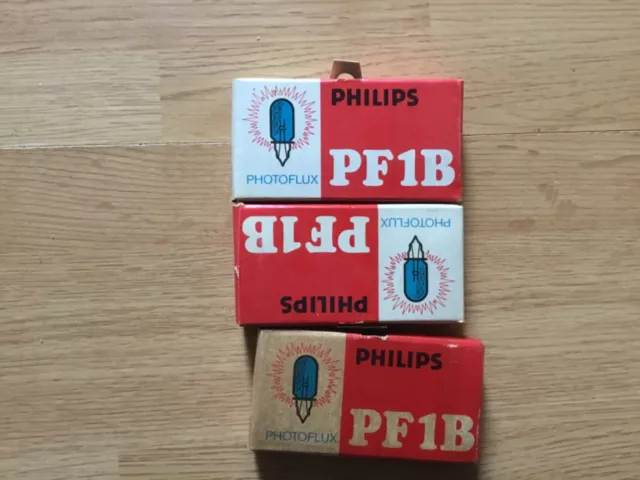 Three boxes of FIVE vintage Philips PF1B Photoflux Blue Flash Bulbs, boxed