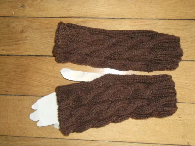 Handstulpen Armstulpen Pulswärmer Fingerloch handgestrickt Zopfmuster braun