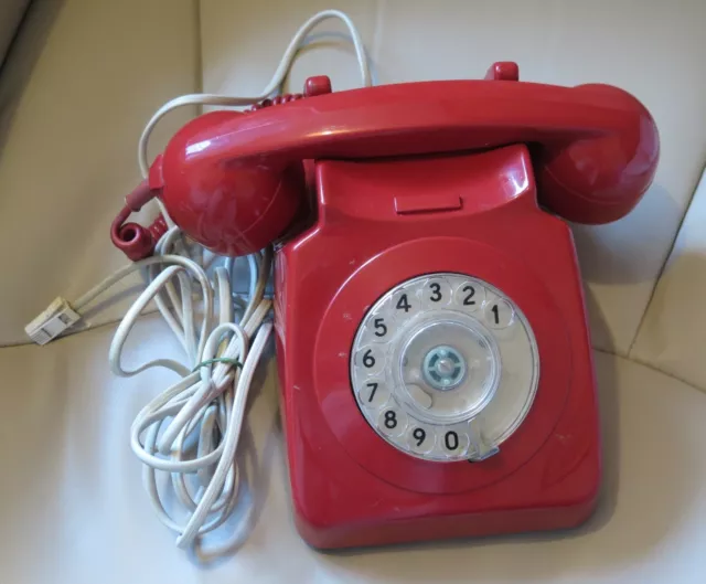 Vintage Red BT 8746 G Telephone.