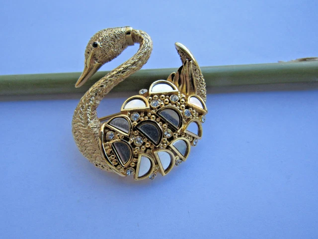 Musée Des Arts Décoratifs broche fleur métal doré émaillé jaune Musée Des Arts Décoratifs broche fleur métal doré émaillé jaune