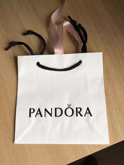 Véritable petit sac cadeau Pandora avec ruban rose. 