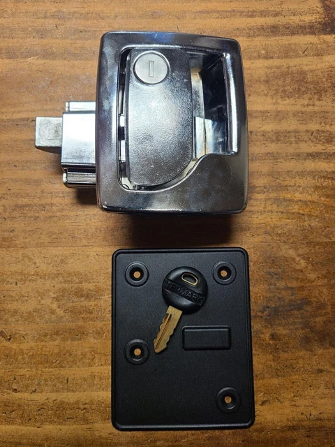 TRIMARK RV door handle or baggage latch 060-0201 OR TM 15774-03 CH Chrome w/ Key