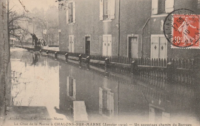 CPA 51 La Crue de la marne CHALONS SUR MARNE Un Sauvetage Chemin du Barrage