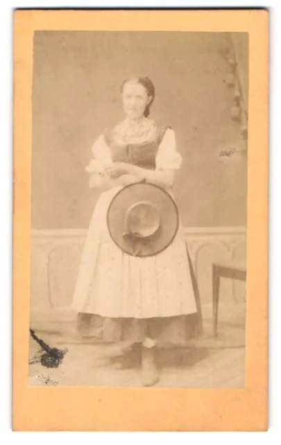 Fotografie Anton Rothbacher, Kitzbühel, Dame mit Strohhut in zweiteiligem Kleid