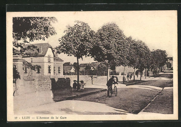 CPA Luzy, L´Avenue de la Gare