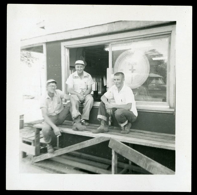 Vintage Photo FARMERS HANG OUT AT GENERAL STORE DURING 1957 HARVEST TIME