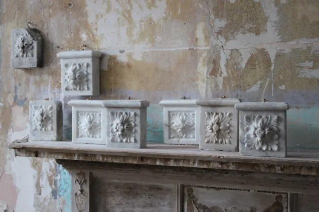 Collezione 19 ° secolo di elementi architettonici marmo intagliato casa di campagna