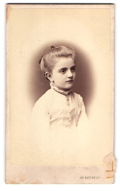 Fotografie Dr. Székely, Wien, Opernring 1, Mädchen in Bluse mit Halskette