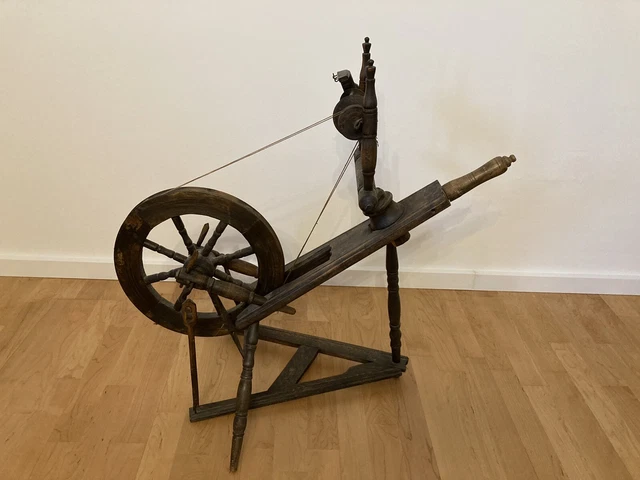 Handgedechseltes Spinnrad