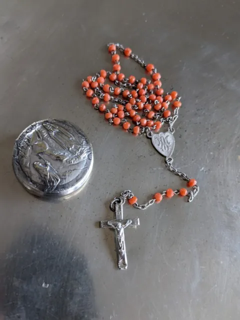 N.D. de Lourdes, Rosaire  chapelet en perles corail naturel boîte métal argenté