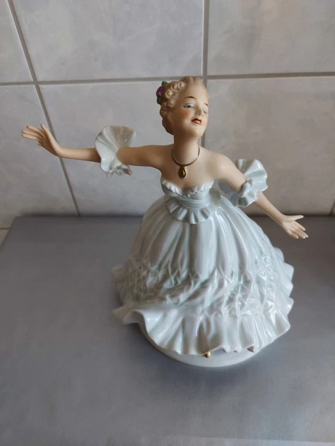 Figur In Wiener Blut 4 Buchstaben WALLENDORF PORZELLAN FIGUR Tänzerin - Wiener Blut-28 cm-1 Finger ist