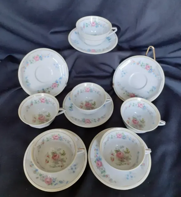 6 tasses à thé ou café porcelaine de Limoges H T décor floral