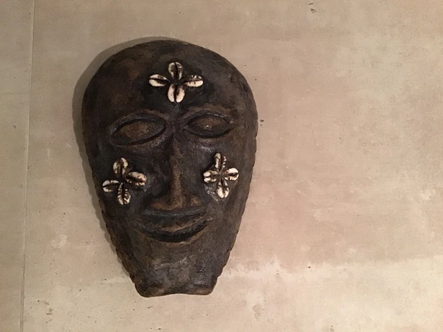 Artefakt, Papua Neuguinea, Steingesicht mit Muscheln