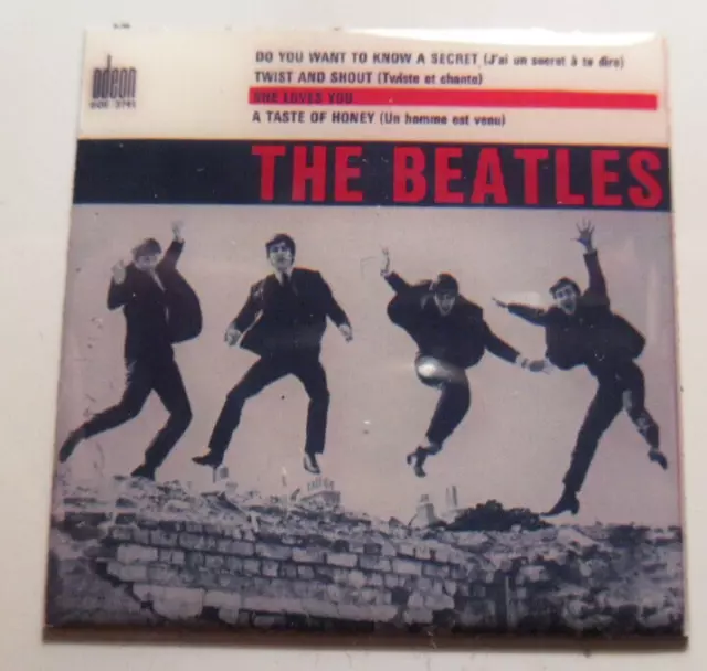 THE BEATLES magnet aimant dimension environ 4,3 cm x 4,3 cm SHE LOVES YOU