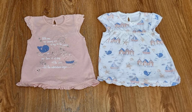 #33 Enorme pacchetto di abiti estivi per bambine età 9-12 mesi pantaloncini con pappe top 12
