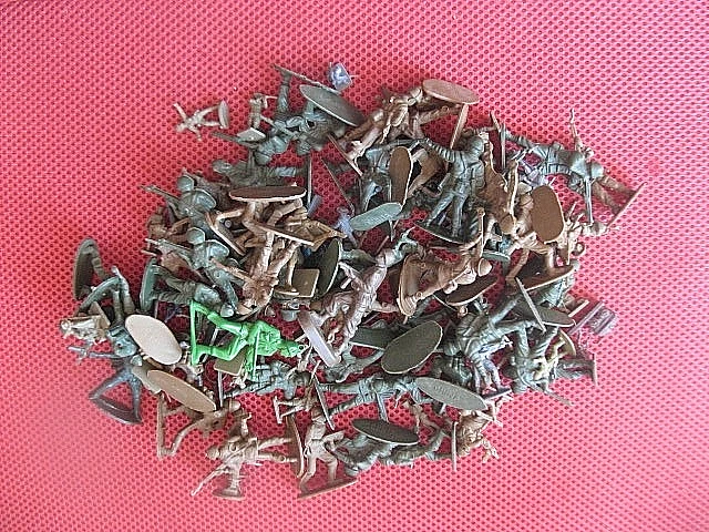 LOT DE SOLDATS cowboy indiens et autres en Plastique EUR 15,00