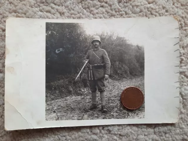 Foto AK Soldat Stahlhelm Karabiner Handgranaten 1917   1 WK Deutsch